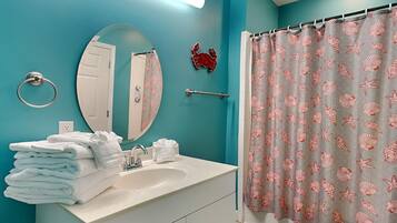 Condo, Plusieurs lits, balcon | Salle de bain | Serviettes fournies, papier de toilette