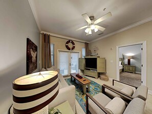 公寓式客房, 多张床, 阳台 (#2104 - No Pets) | 住宿内部