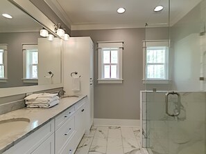 A modern bathroom with a large mirror, a vanity with a sink, and a walk-in shower. - Tofino by Southern Vacation Rentals (Santa Rosa Beach)