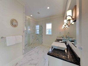 Casa, varias camas, balcón, vista a la alberca | Baño | Toallas y papel de baño 