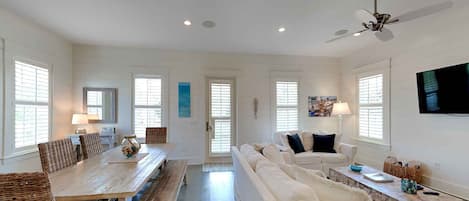 Hus - flera sängar - balkong - utsikt mot poolen | Vardagsrum | 42-tums platt-tv med digitalkanaler