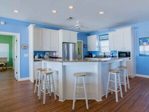 Studio, Multiple Beds, Balcony, Ocean View | Private kitchen | Fridge, microwave, oven, stovetop - Sailfish (Pensacola Beach)