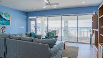 開放式客房, 多張床, 陽台, 海景 | 起居區 | 電視、MP3 底座