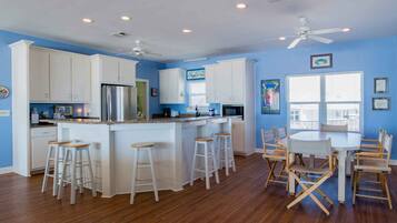 開放式客房, 多張床, 陽台, 海景 | 私人廚房 | 電冰箱、微波爐、烤箱、爐台