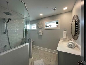 Maison, plusieurs lits, balcon, vue océan | Salle de bain