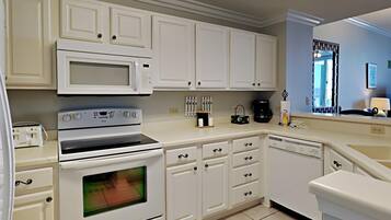Condo, Multiple Beds, Balcony, Ocean View | Private kitchen | Fridge, microwave, oven, stovetop