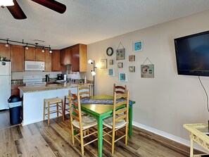 Condo, várias camas, sacada, vista parcial para o mar | Cozinha privada | Geladeira, micro-ondas, fogão, cooktop