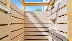 A wooden structure with horizontal beams and a clear view of the sky. - Juela on the Beach by Southern Vacation Rentals (Pensacola Beach)