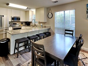 Casa, varias camas, balcón, vistas al jardín | Cocina privada | Frigorífico, microondas, horno y placa de cocina