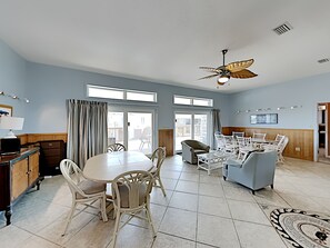 Casa, diversos llits, balcó, vistes a l'oceà | Servei de restauració