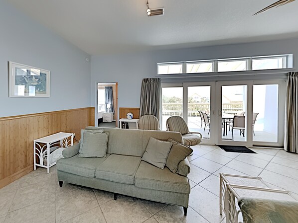 Casa, diversos llits, balcó, vistes a l'oceà | Sala d'estar | Televisor i estació de connexió per a MP3