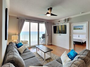 Apartment, Mehrere Betten, Balkon, Meerblick (#1205 - No Pets) | Wohnbereich | Fernseher