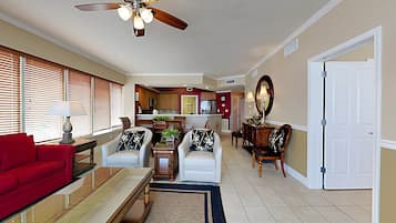 Condo, varias camas, balcón, vista al océano | Interior