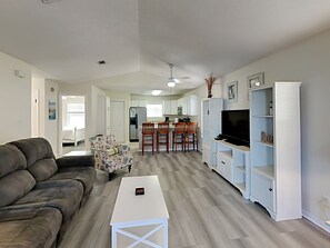 Ferienhaus, Mehrere Betten, Balkon, eingeschränkter Meerblick | Wohnbereich