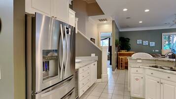 House, Multiple Beds, Kitchen, Garden View | Private kitchen | Fridge, microwave, oven, stovetop
