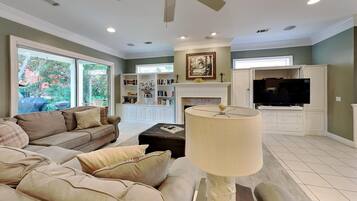 Rumah, Beberapa Tempat Tidur, dapur, pemandangan kebun | Area keluarga | TV