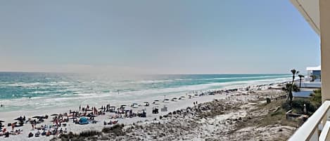 Appartement, meerdere bedden, balkon, uitzicht op oceaan | Strand | Vlak bij het strand