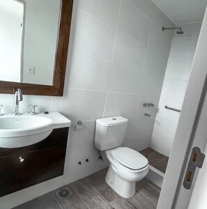 Shower, rainfall showerhead, towels - Hotel Patagonia Signature (San Carlos de Bariloche)