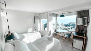 Minibar, brankas, tirai kedap cahaya, dan kedap suara