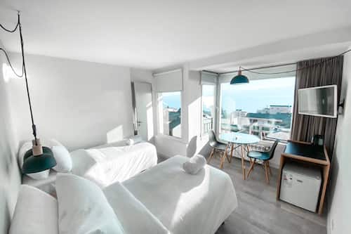 Frigobar, cofres nos quartos, cortinas blackout, quartos à prova de som