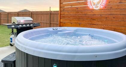 Modern Home Near Rose District: KING Bed, Hot Tub