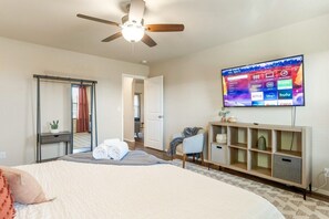 4 habitaciones, escritorio y tabla de planchar con plancha