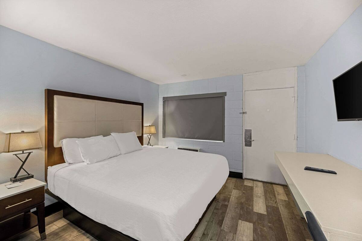 Standard Room, 1 King Bed, Non Smoking | Iron/ironing board, WiFi (free)