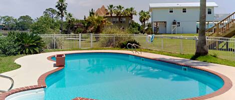 Studio (3 Bedrooms) | Pool