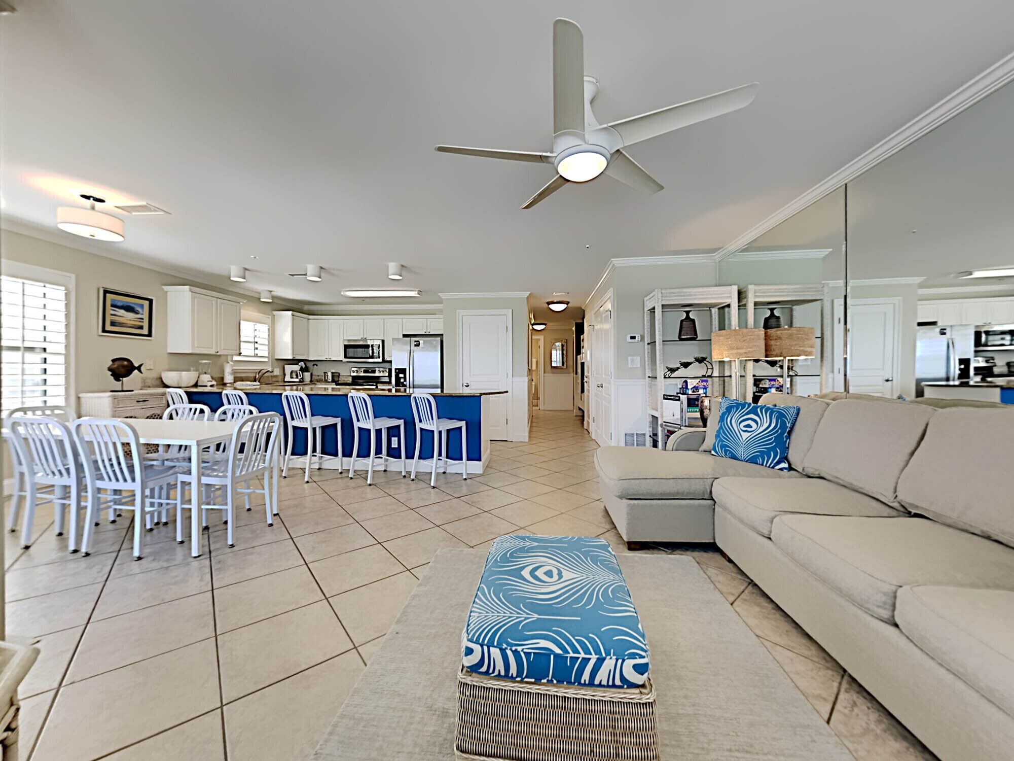 公寓客房, 多張床, 陽台, 海景 | 起居區 | 電視、MP3 底座