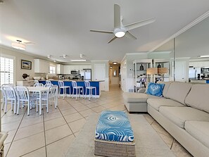 公寓客房, 多張床, 陽台, 海景 | 起居區 | 電視、MP3 底座