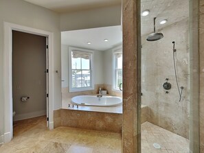 Casa, varias camas, balcón, vista a la alberca | Baño | Tina de hidromasaje, secadora de cabello, toallas