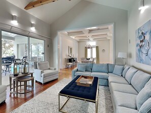 Ferienhaus, Mehrere Betten, Balkon, Poolblick | Wohnbereich | 42-Zoll-Flachbildfernseher mit Digitalempfang