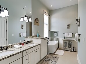 Une salle de bain moderne avec un grand meuble-lavabo, une baignoire et des toilettes.