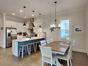 Casa, várias camas, sacada, vista para o jardim | Cozinha privada | Geladeira, micro-ondas, fogão, cooktop