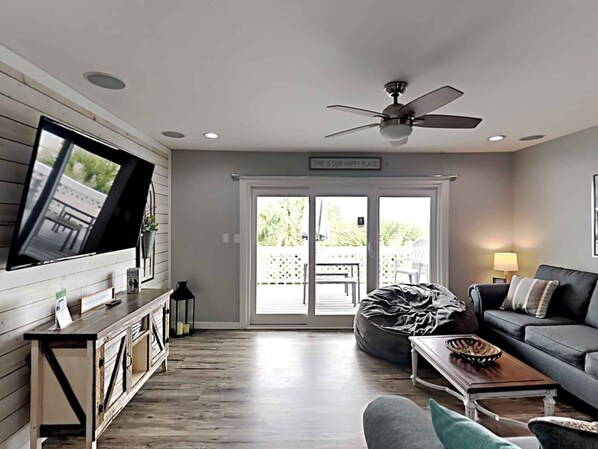 Talo, useita sänkyjä, parveke (#19) | Oleskelualue | Televisio