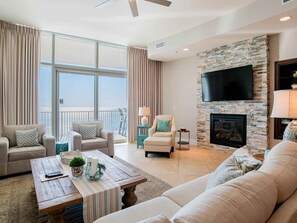 Condo, Plusieurs lits, balcon, vue sur l’océan | Aire de séjour | Téléviseur