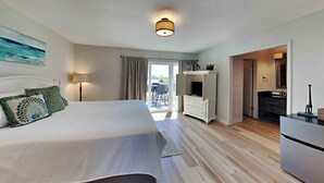 Un dormitorio con cama, escritorio y baño.