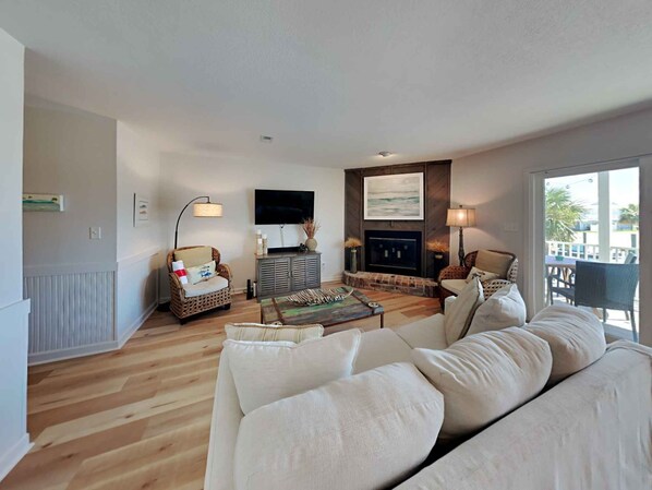 Casa, letti multipli, balcone | Area soggiorno | TV 40 pollici con canali digitali