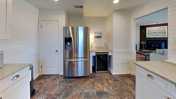 House, Multiple Beds, Balcony | Private kitchen | Fridge, microwave, oven, stovetop