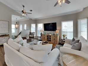 Ferienhaus, Mehrere Betten, Balkon, Poolblick | Wohnbereich | 40-Zoll-Fernseher mit Digitalempfang