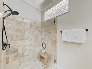 Ferienhaus, Mehrere Betten, Balkon | Badezimmer | Handtücher, Toilettenpapier