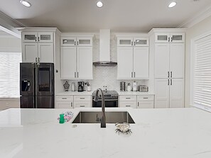 House, Multiple Beds, Balcony | Private kitchen | Fridge, microwave, oven, stovetop