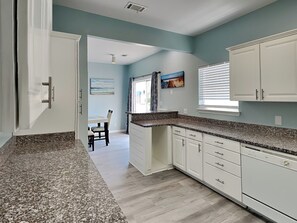 Casa, varias camas, balcón, vista parcial al océano (Dominica at Port-O-Call) | Cocina privada | Refrigerador, microondas, horno y parrilla de estufa 