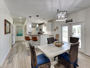 Casa, varias camas, balcón, vista al océano | Restaurantes