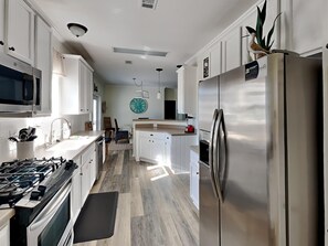 Casa, varias camas, balcón, vista al océano | Cocina privada | Refrigerador, microondas, horno y parrilla de estufa