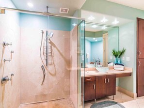 Bathroom - Bella Luna #404 by Southern Vacation Rentals (Orange Beach)