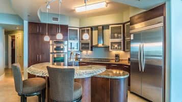 公寓式客房, 多张床, 阳台 | 私人厨房 | 冰箱、微波炉、烤箱、炉灶