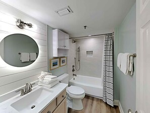Condo, varias camas, balcón, vista al océano | Baño | Toallas y papel de baño 