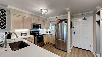 公寓式客房, 多张床, 阳台, 海洋景观 | 私人厨房 | 冰箱、微波炉、烤箱、炉灶