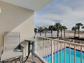 Apartment, Mehrere Betten, Balkon, Meerblick | Unterkunftsgelände